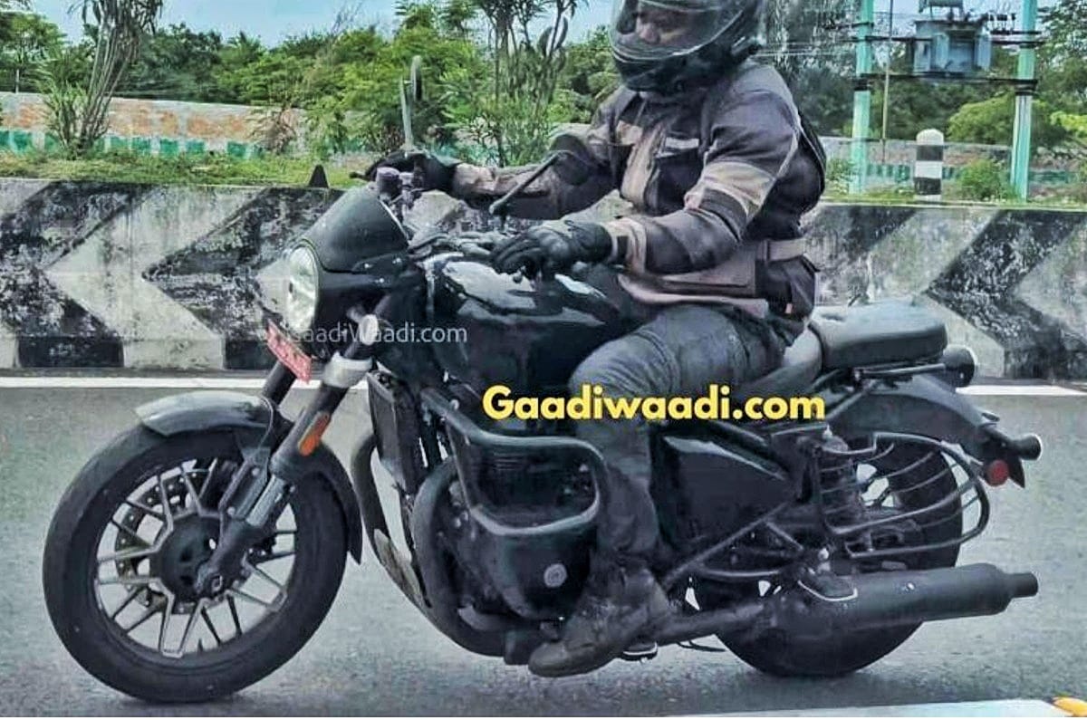 RE Shotgun 650 spied with accessories. 